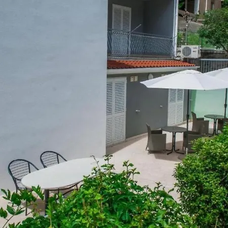 Apartmens And Madunic V 3*