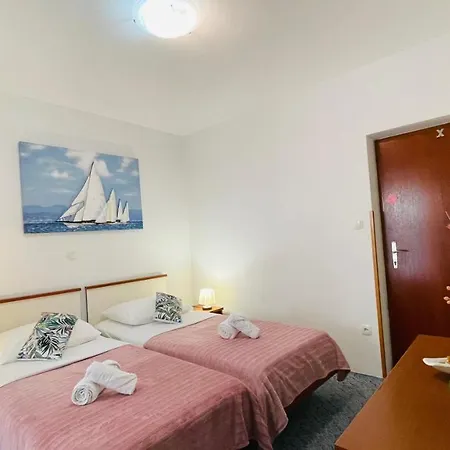 Apartmens And Madunic V Affittacamere *